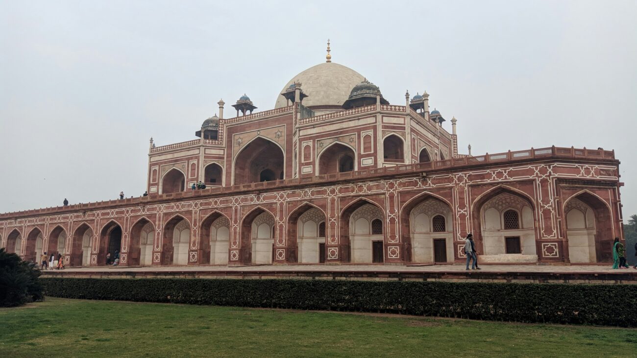 Humayun’s Tomb’s red sandstone dome and lush gardens in Delhi