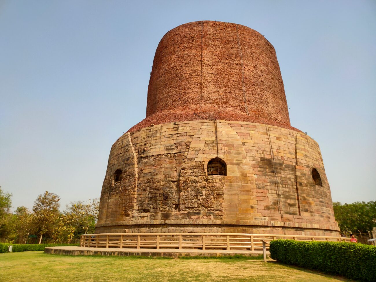 Sarnath’s Dhamek Stupa and serene Buddhist ruins under a tranquil Uttar Pradesh sky