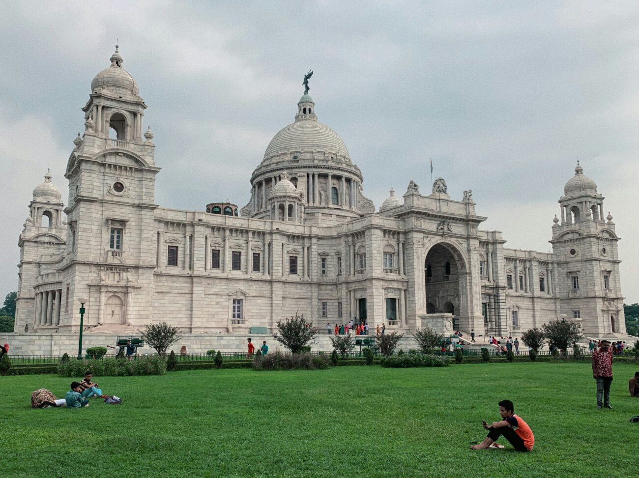 Victoria Memorial’s white marble facade and lush gardens under a Kolkata sunset